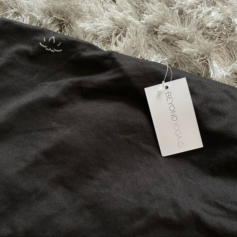 Beyond Yoga pocket infinity scarf Black - Picture 5 of 7